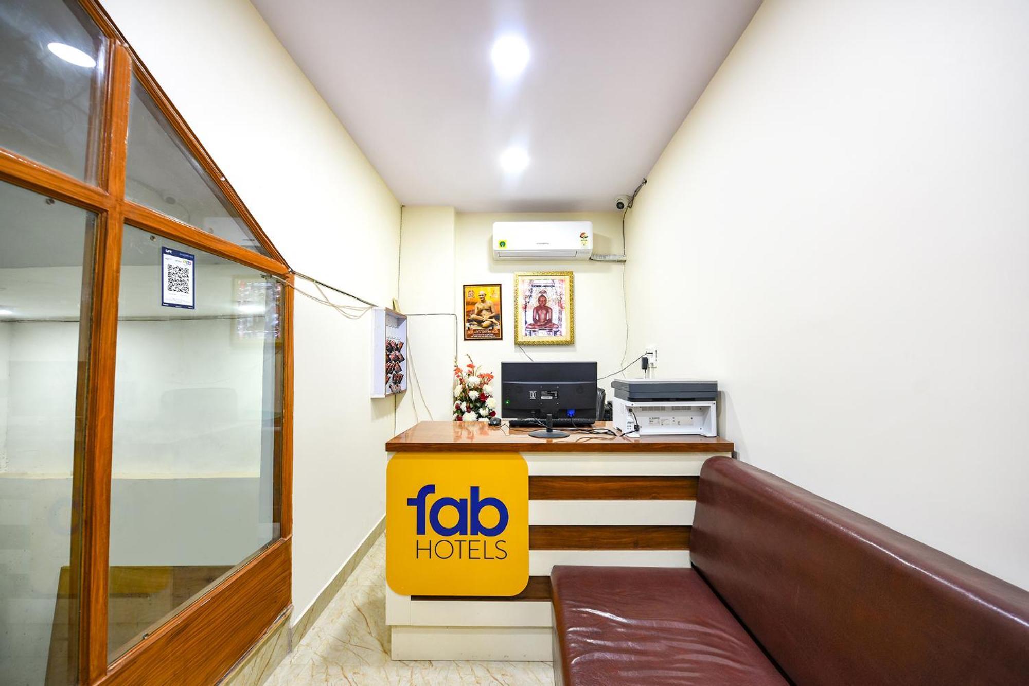 Fabhotel Mona International New Delhi Exterior photo
