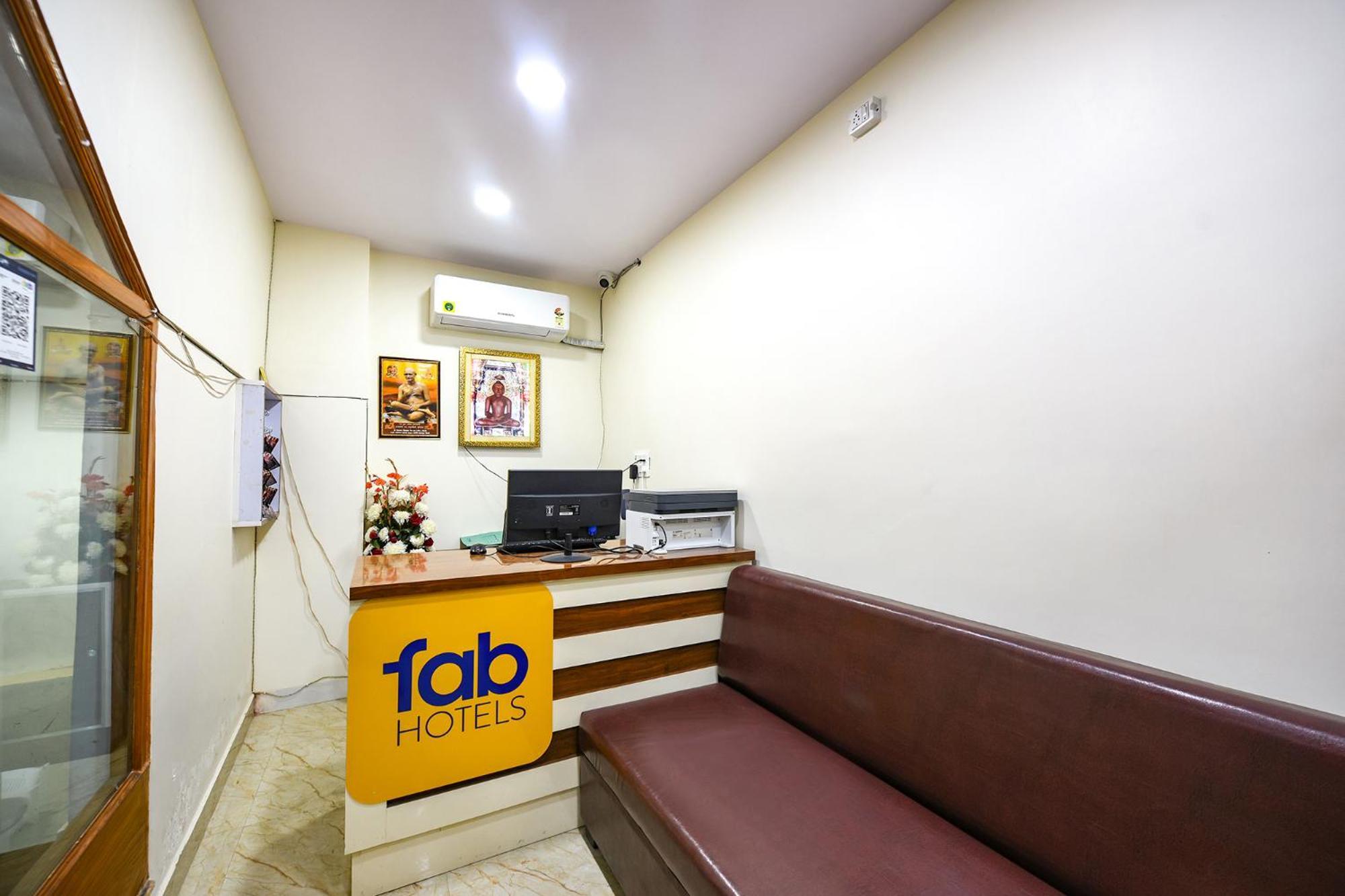 Fabhotel Mona International New Delhi Exterior photo