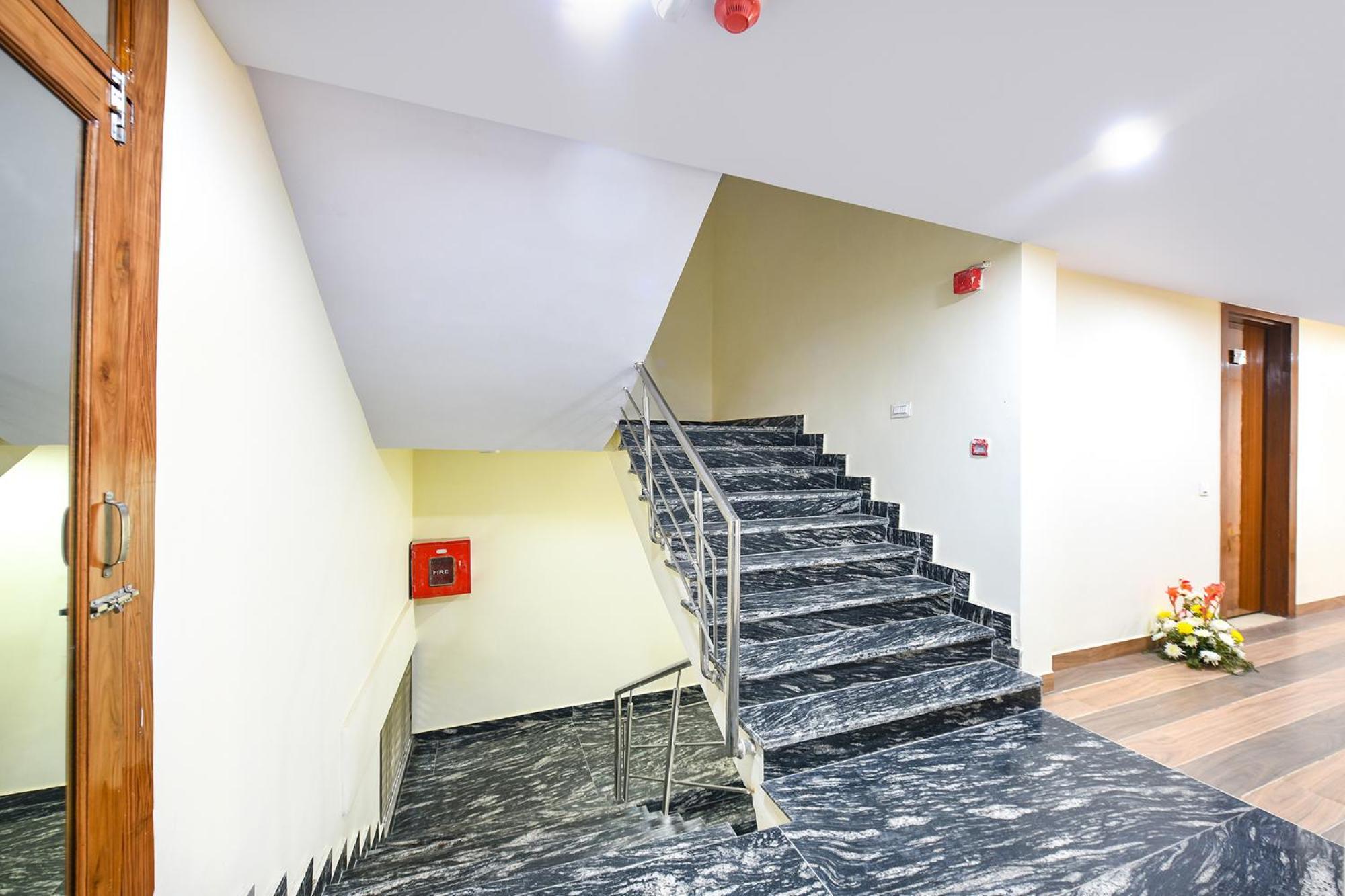Fabhotel Mona International New Delhi Exterior photo